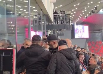 Serbët në shqetësim pas humbjes në shtëpi; incidenti ndodh pas përfundimit të ndeshjes.