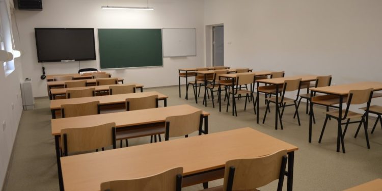 Sfidat që përballen mësuesit në edukimin e fëmijëve me aftësi të veçanta, prindërit e kanë të vështirë të pranojnë situatën.