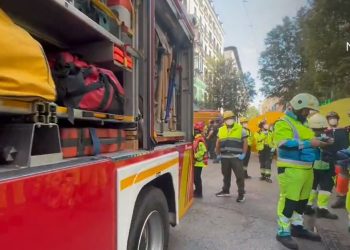 Shembet një ndërtesë gjashtëkatëshe në Spanjë, me të paktën tre të plagosur dhe persona të bllokuar në rrënoja.