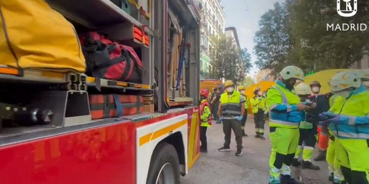 Shembet një ndërtesë gjashtëkatëshe në Spanjë, me të paktën tre të plagosur dhe persona të bllokuar në rrënoja.