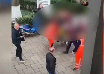 Shikoni me kujdes, pamje shqetësuese! Ekzekutimi i gjyqtarit brenda sallës së Apelit, momenti kur trupi i Astrit Kalasë nxirret me barelë nga Gjykata.