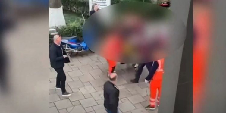 Shikoni me kujdes, pamje shqetësuese! Ekzekutimi i gjyqtarit brenda sallës së Apelit, momenti kur trupi i Astrit Kalasë nxirret me barelë nga Gjykata.