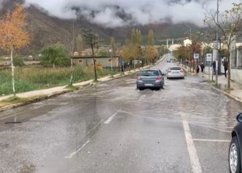 Shiu i fortë në Bulqizë shkakton vështirësi në qarkullimin e mjeteve në rrugët nacionale dhe rurale.