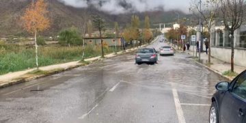 Shiu i fortë në Bulqizë shkakton vështirësi në qarkullimin e mjeteve në rrugët nacionale dhe rurale.