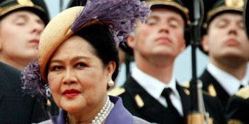Shkëlqimi dhe eleganca e saj magjepsi botën, Mbretëresha Sirikit e Tajlandës ndërron jetë.