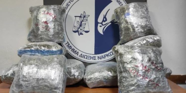 Shoferi shqiptar arrestohet në Greqi pasi kishte fshehur më shumë se 10 kg drogë në çantë