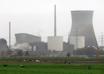 Shpërthim i kontrolluar shemb kullat e një ish-centrali bërthamor në Gjermani