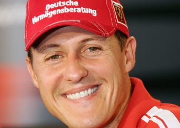 Shpresë për Michael Schumacher: I pari gjest publik nga legjenda e Formula 1, 12 vjet pas aksidentit tragjik.