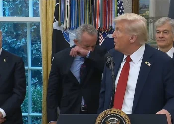 “Shpresoj që të mos jesh i infektuar me Covid” – Donald Trump në një bisedë me sekretarin e shëndetësisë Robert Kennedy Jr.