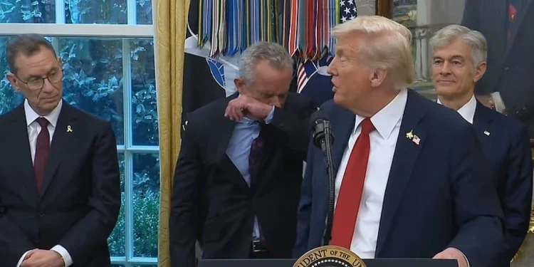 “Shpresoj që të mos jesh i infektuar me Covid” – Donald Trump në një bisedë me sekretarin e shëndetësisë Robert Kennedy Jr.