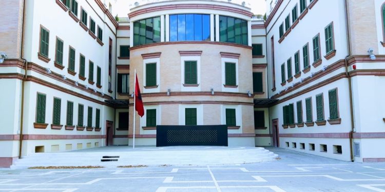 Shpyllëzimi përmes aktivitetit kriminal: Ministria e Brendshme e shqyrton situatën dhe ngre dyshime lidhur me zjarret, ndërsa përdorimi i kriptomonedhave për tregtinë e drogës po rritet.