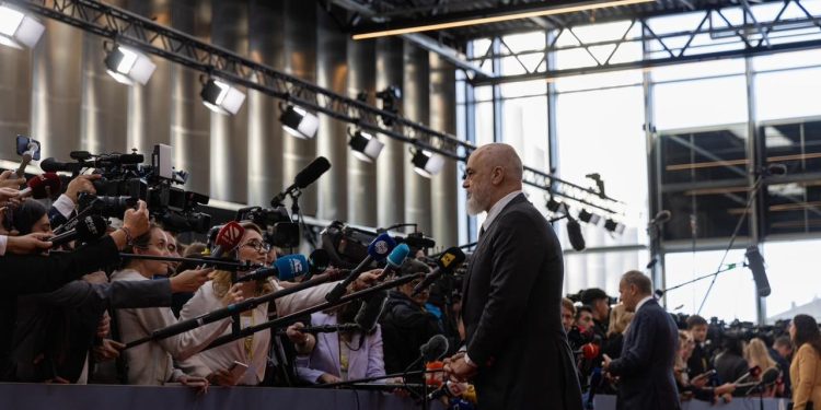 “Shqipëria po ndjek me shpejtësi anëtarësimin në BE”/ Rama nga Kopenhagen: Jemi viktima e sulmeve kibernetike nga Irani, të fuqishmit...