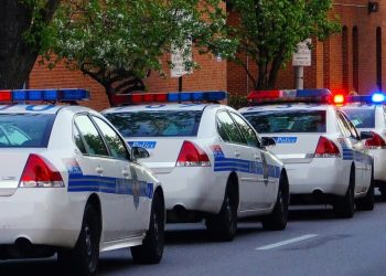 Shqiptari në Athinë arrestohet pas vjedhjes së një makine dhe përpjekjes për t'i shpëtuar policisë.