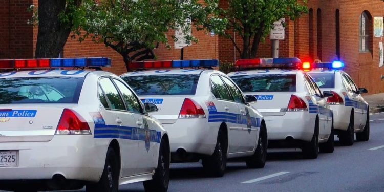 Shqiptari në Athinë arrestohet pas vjedhjes së një makine dhe përpjekjes për t'i shpëtuar policisë.