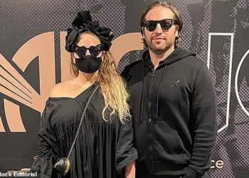 Sia triumfon në betejën për kujdestarinë e djalit pas akuzave për abuzim me drogë; gjykata refuzon kërkesën e ish-bashkëshortit.