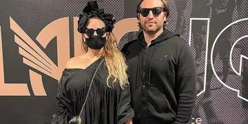 Sia triumfon në betejën për kujdestarinë e djalit pas akuzave për abuzim me drogë; gjykata refuzon kërkesën e ish-bashkëshortit.