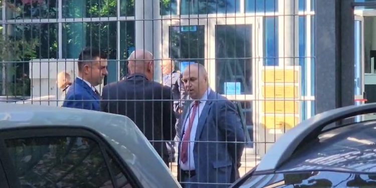 Siguria në gjykata: Komandanti i Gardës zhvillon takim me zv.kryetarin e GJKKO-së, Erjon Bani.