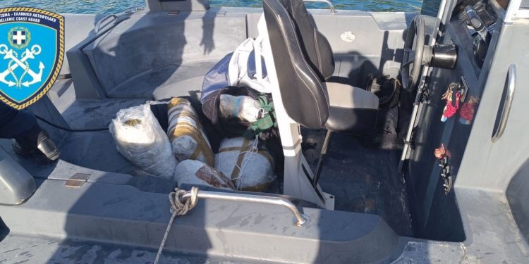 Skafi me drogë nga Saranda, zbulohen sasi shtesë në det, 135 kg të konfiskuara deri tani.