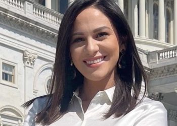 Skandal në SHBA: Ndihmësja e kongresmenit amerikan ndërmerr aktin ekstrem të vetëflijimit me benzinë, akuzat për marrëdhënie jashtëmartesore me shefin e saj përshkallëzohen.