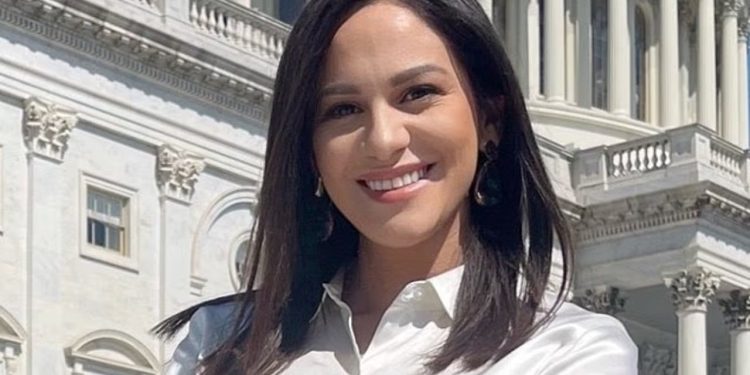 Skandal në SHBA: Ndihmësja e kongresmenit amerikan ndërmerr aktin ekstrem të vetëflijimit me benzinë, akuzat për marrëdhënie jashtëmartesore me shefin e saj përshkallëzohen.