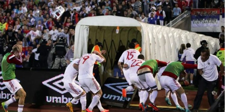 Snajperë, specialistë dronësh dhe numër i limituar biletash, gazeta zvicerane: Takimi Serbi - Shqipëri, shumë më shumë se një ndeshje futbolli.