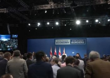 Sondazhi në Britani tregon se partia e Farage do të fitojë shumicë të theksuar nëse zgjedhjet zhvillohen nesër.