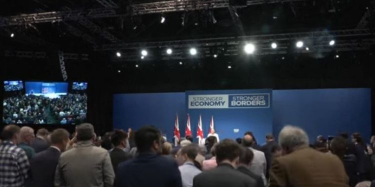 Sondazhi në Britani tregon se partia e Farage do të fitojë shumicë të theksuar nëse zgjedhjet zhvillohen nesër.