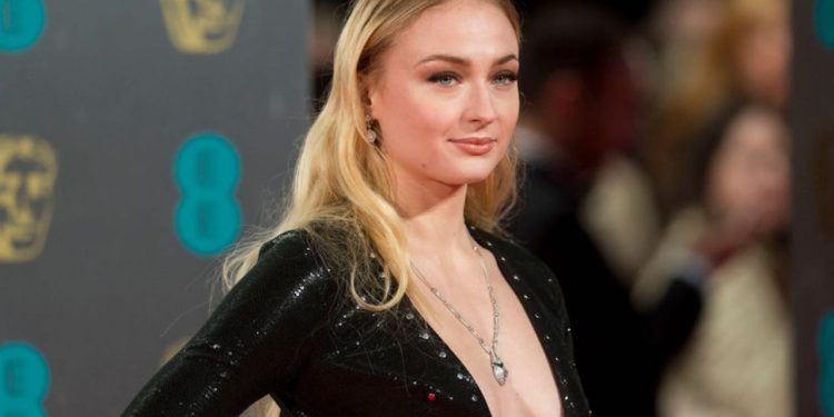Sophie Turner lidhet me Chris Martin pas ndarjes? Aktorja e “Game of Thrones” aludohet se po zhvillon një lidhje të re.