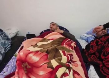 Sot, në ditën e 13-të të grevës në Patos, gjendja e grevistëve përkeqësohet / Naftëtarët dhe punonjësit e bankave: Po kërkojmë paga dhe trajtim të denjë.