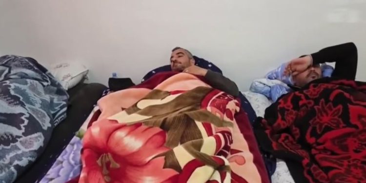 Sot, në ditën e 13-të të grevës në Patos, gjendja e grevistëve përkeqësohet / Naftëtarët dhe punonjësit e bankave: Po kërkojmë paga dhe trajtim të denjë.
