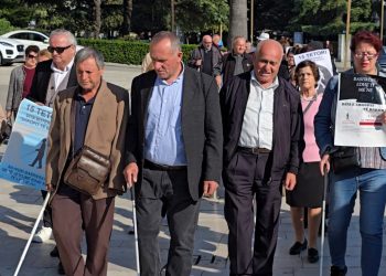 Sot shënohet Dita Ndërkombëtare e Shkopit të Bardhë, përfaqësuesit e shoqatës së të verbërve organizojnë një marshim para bashkisë së Durrësit me kërkesën për integrim.