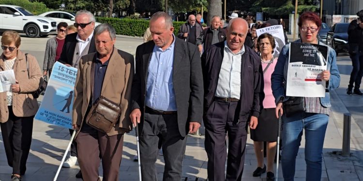 Sot shënohet Dita Ndërkombëtare e Shkopit të Bardhë, përfaqësuesit e shoqatës së të verbërve organizojnë një marshim para bashkisë së Durrësit me kërkesën për integrim.