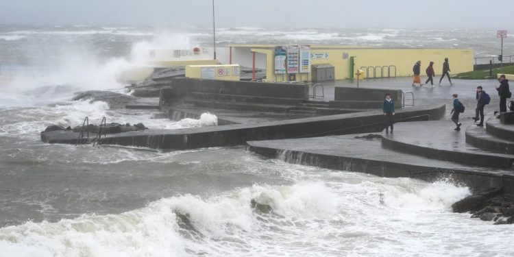 Stuhia “Amy” godet Britaninë e Madhe dhe Irlandën, moti i keq shkakton shqetësime në këto zona.