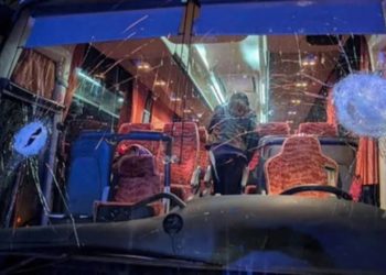 Sulm mbi autobus të ekipit të basketbollit - shoferi humb jetën, policia përfshin në pranga 3 të dyshuar, të cilët kishin postuar në profilet e tyre simbole fashiste dhe figura të Musolinit.