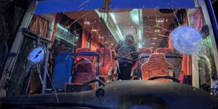 Sulm mbi autobus të ekipit të basketbollit - shoferi humb jetën, policia përfshin në pranga 3 të dyshuar, të cilët kishin postuar në profilet e tyre simbole fashiste dhe figura të Musolinit.