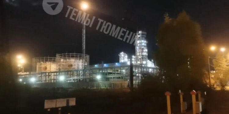 Sulm me dron në Rusi: Rafineria e naftës e goditur, 1,800 km larg kufirit me Ukrainën.