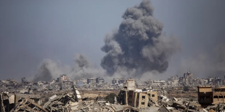 Sulmet e Izraelit në Gaza shkaktojnë 52 të vdekur brenda 24 orëve, përfshirë një punonjës humanitar.