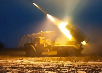 Sulmet ukrainase pësojnë një depo nafte në Krime, mbrojtja ajrore ruse aktivizohet dhe godet aksidentalisht një avion luftarak të saj.