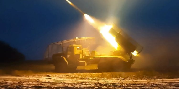 Sulmet ukrainase pësojnë një depo nafte në Krime, mbrojtja ajrore ruse aktivizohet dhe godet aksidentalisht një avion luftarak të saj.