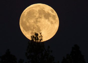 Superhëna e tetorit është më e madhe dhe më e ndritshme e vitit, ja arsyet pse njihet si Hëna e Korrjes.