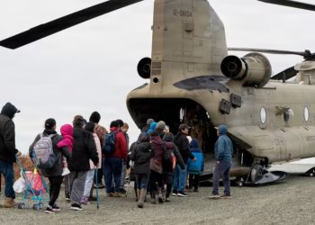 Tajfuni Halong goditi fshatrat në Alaskë, duke detyruar evakuimin e 2 mijë banorëve, të cilët nuk do të kenë mundësi të kthehen në shtëpitë e tyre për 18 muajt e ardhshëm.