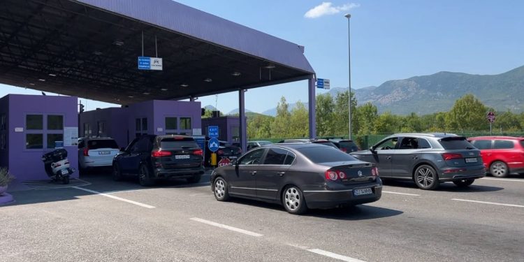 Tarifa prej 200 lekësh për çdo pasagjer/ Kompanitë e udhëtimit do të financojnë sistemin e ri të informacionit për udhëtarët.