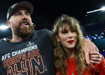 Taylor Swift lançoi albumin e saj të ri, me të gjitha këngët e reja që i kushtohen Travis Kelce.