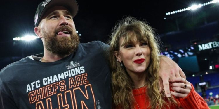 Taylor Swift lançoi albumin e saj të ri, me të gjitha këngët e reja që i kushtohen Travis Kelce.