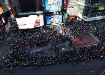 “Të Paqenë”/ Protesta e parë kundër Trump, mijëra aktivistë mbushin sheshin në New York