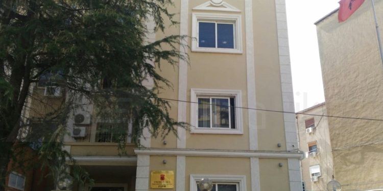 Të arrestuarit për dhunën ndaj oficerëve të Byrosë Kombëtare të Hetimit dërgohen në gjykatë nga Prokuroria Fier.