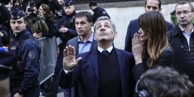 Të burgosurit me thirrje përshëndesin Sarkozyn, ish-presidentin francez: Nuk po ndalohet një emër politik, por një...