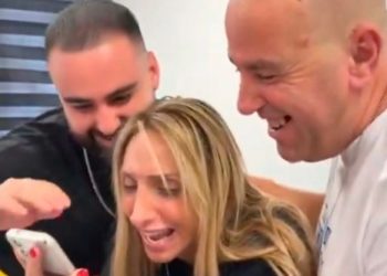 "Të dua, por ti po rikthehesh në shtëpi": Bisedat e para të pengjeve me familjarët pas 738 ditësh nën kontrollin e Hamasit.