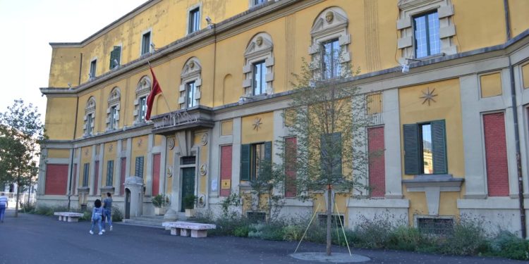 Tenderë prej 525 milionë lekësh në hetim, 20 zyrtarë të Ministrisë së Bujqësisë përballen me akuzën e shpërdorimit të detyrës në gjyq.