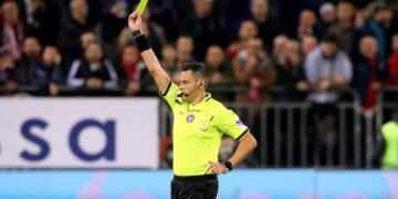 Tension në Napoli–Inter/ Kontestime për kartonin e verdhë, Gilmour pranë përjashtimit për një gabim të…